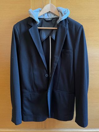 Blazer sport negra con capucha. Pull & Bear.