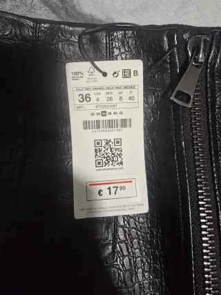 Falda efecto piel negra