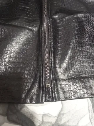 Falda efecto piel negra