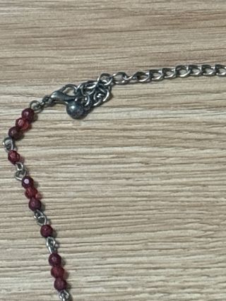 Collar vintage con flor y cuentas rojas