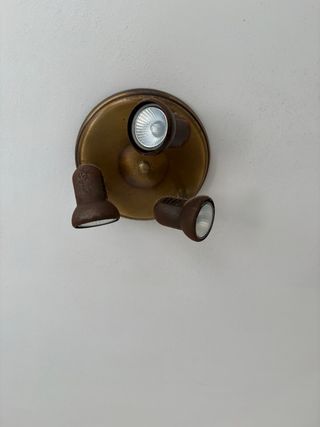 Foco de metal dorado y marrón