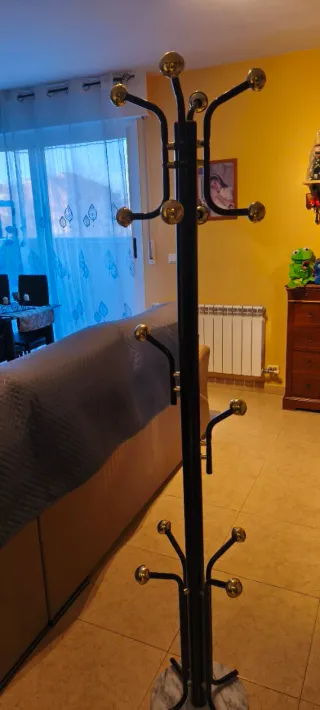 Perchero Negro y Dorado con Base de Mármol