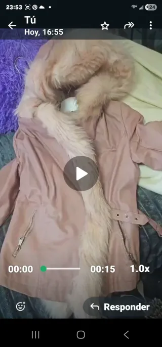 Chaqueta polipiel rosa con capucha