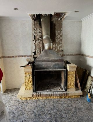 Chimenea de hierro y piedra