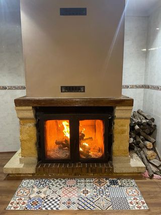 Chimenea de hierro y piedra