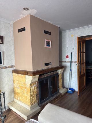 Chimenea de hierro y piedra