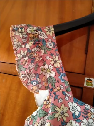 Vestido floral rosa con volantes