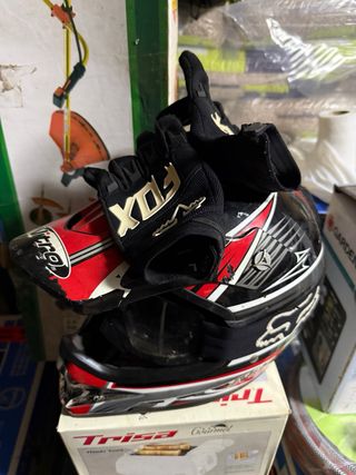 Casco Enduro con guantes y gafas FOX.