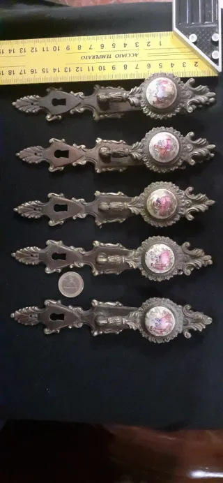 5 Grandes tiradores antiguos de bronce y porcelana