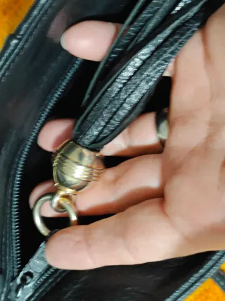 Borsello in pelle nera  con tracolla