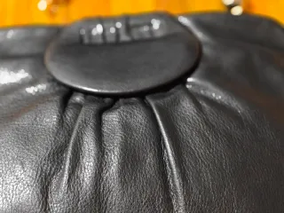 Borsello in pelle nera  con tracolla