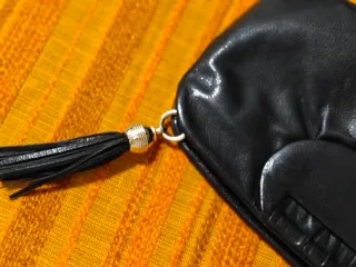 Borsello in pelle nera  con tracolla