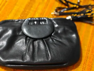 Borsello in pelle nera  con tracolla