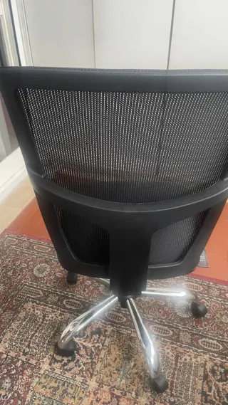 Sedia da ufficio nera in tessuto,pelle e metallo