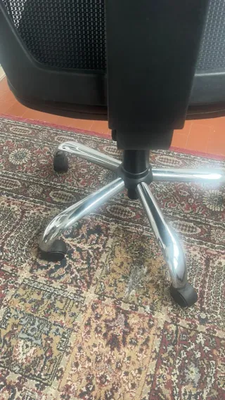 Sedia da ufficio nera in tessuto,pelle e metallo