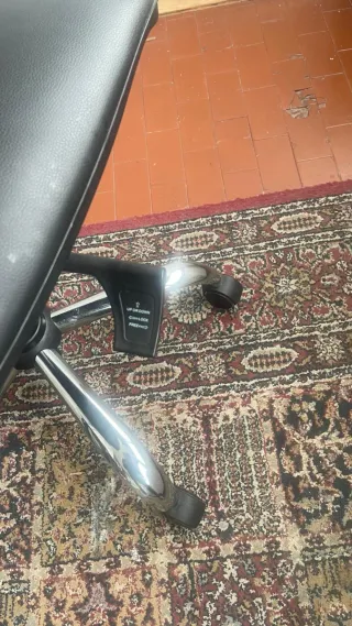 Sedia da ufficio nera in tessuto,pelle e metallo