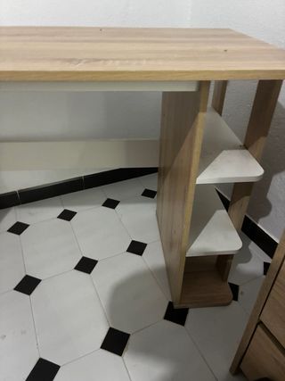 Escritorio madera con baldas laterales