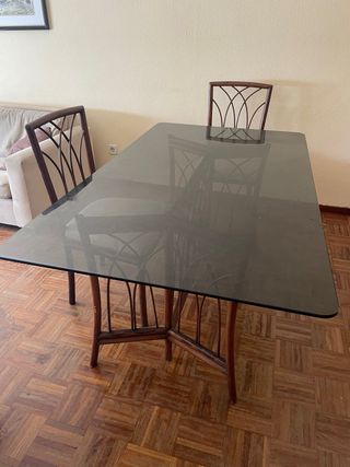 Mesa cristal y 2 sillas madera