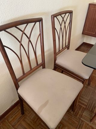 Mesa cristal y 2 sillas madera