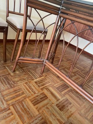 Mesa cristal y 2 sillas madera