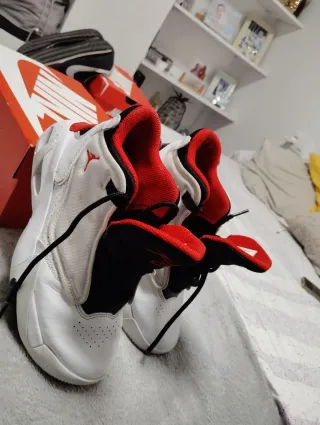 Zapatillas Jordan Blancas y Rojas