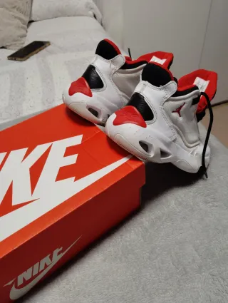 Zapatillas Jordan Blancas y Rojas