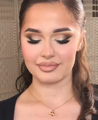 Maquilladora y peluquera