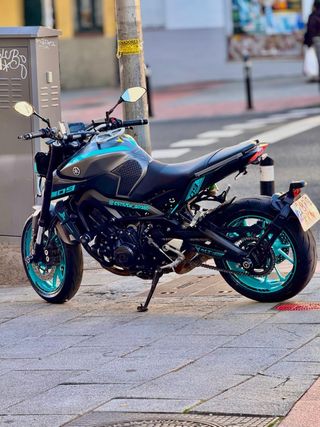 Yamaha MT-09 gris y Azul agua marina