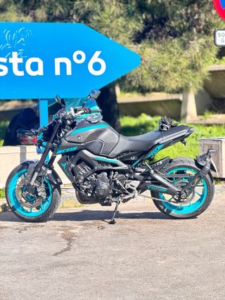 Yamaha MT-09 gris y Azul agua marina