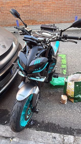 Yamaha MT-09 gris y Azul agua marina