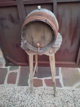 Barril tonel de madera con soporte