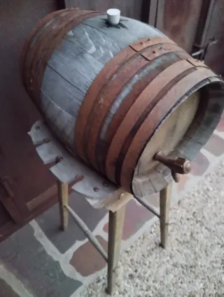 Barril tonel de madera con soporte