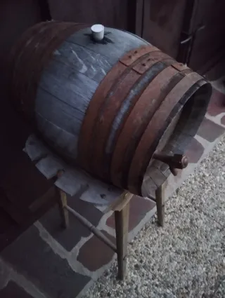 Barril tonel de madera con soporte