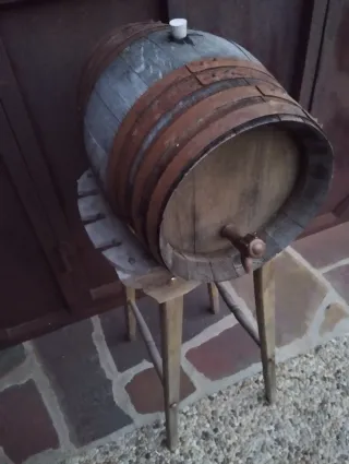 Barril tonel de madera con soporte