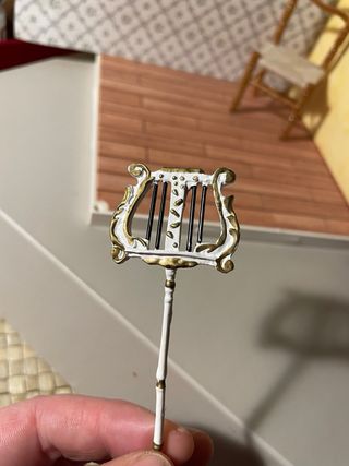 Leggio bianco e oro per casa bambole