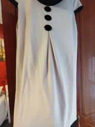 Vestido blanco y negro con botones