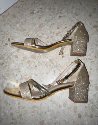 Tacones dorados brillantes mujer