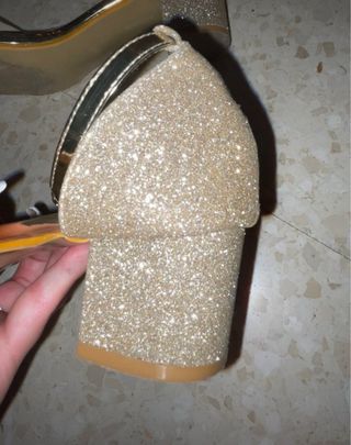 Tacones dorados brillantes mujer