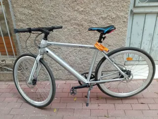 2 bicis normales, 1 patinete eléctrico