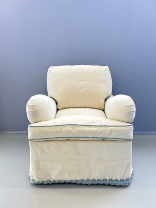 Zona de cafe,mesa centro, sillas, butaca, lampara