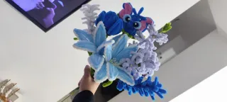 Ramo de flores de fieltro azul y blanco