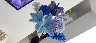 Ramo de flores de fieltro azul y blanco