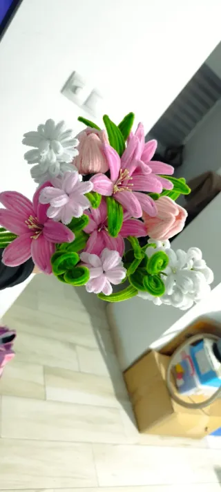 Ramo de flores de fieltro azul y blanco