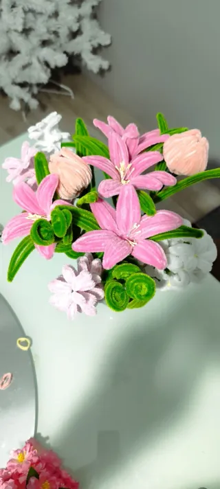 Ramo de flores de fieltro azul y blanco