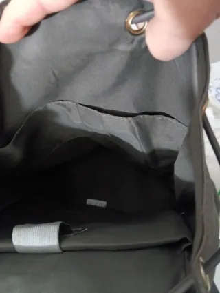 Mochila gris con hebilla dorada