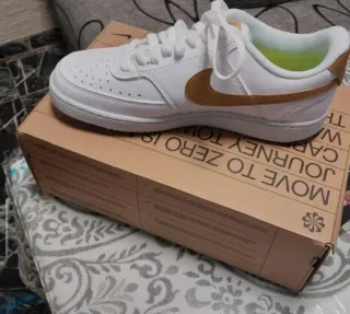 Nike Blancas y Doradas