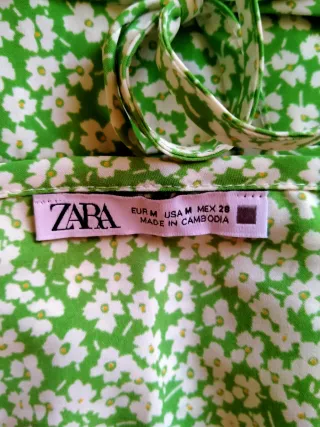 Vestido verde con estampado floral blanco