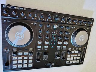 Controlador DJ Traktor Kontrol S4 MK2
