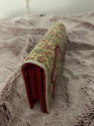 Cartera con lentejuelas y dibujo