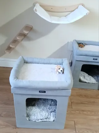 Cama cuadrada para gatos con borreguito esta como